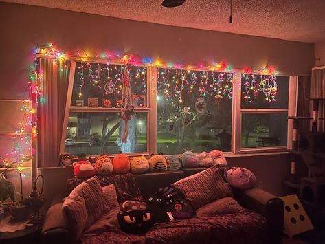 Friends| apartment inspiration| aesthetic| friends| inspo| living room inspo| holiday | Cute Best Friend Apartment Ideas, Friends Style Apartment, Friends Living Together House, Family Fun Room Ideas, Apartment Friends Aesthetic, Chaotic Apartment Aesthetic, Cramped Apartment Aesthetic, Friends Room Aesthetic, Otaku Living Room