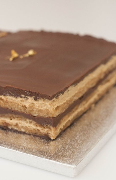 Opera Cake Recipe, French Cakes, Chocolate Guinness Cake, Patisserie Shop, Wine Cupcakes, Guinness Cake, Opera Cake, French Cake, Ice Cream Cupcakes