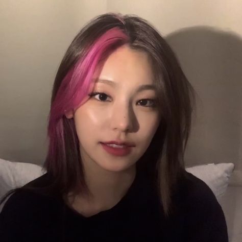 Gg Icons, Hair Color Underneath, Hwang Yeji, Female Idols, Pretty Hair Color, Peinados Fáciles Para Cabello Corto, Itzy Yeji, Hair Dye Colors, Hair Inspo Color