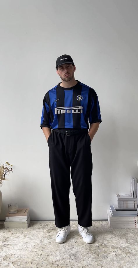 Soccer Jersey Streetwear, Football Kits Outfit, Style Soccer Jersey Outfit, Soccer Jersey Outfit Men Fashion, Bloke Core Outfits Men, Bloke Core Outfits, Jersey Shirt Outfit, Football Shirt Outfit, Soccer Streetwear