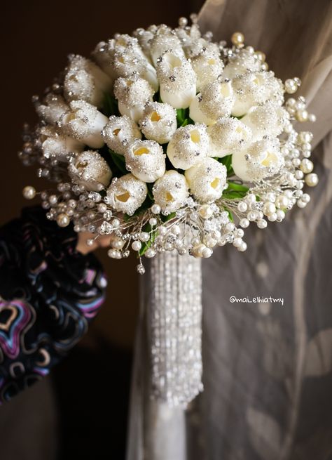 Wedding Bucket Flowers, Pearl Bouquet Wedding, Beautiful Wedding Bouquets, Satin Bouquet, Bridal Bouquet Styles, Wedding Bucket, Elegant Wedding Bouquets, Bride Preparation, Simple Wedding Bouquets