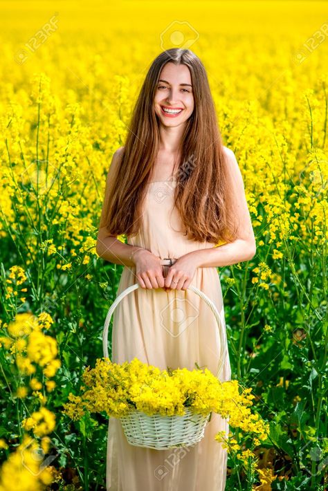 beautiful Body Posture, Digital Marketing Business, Holding Flowers, Happy Girl, Marketing Business, Young Woman, Pose Reference, Yellow Flowers, Fashion Photo