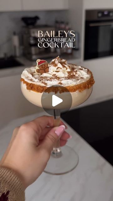 Liv 🎀 | coffee & cocktail girl on Instagram: "the perfect christmas cocktail: baileys gingerbread cocktail 🎄🎅🏻🥂

anzeige: der perfekte Cocktail für die Weihnachtszeit mit @baileysofficial Original Irish Cream - schön cremig, süß und vollmundig 🤍

➡️ Bitte trinkt verantwortungsvoll 🫶🏼 www.DRINKiQ.com

#baileys #baileysoriginal #BaileysSweetSurprises #baileysirishcream #cocktail #cocktails #gingerbread #xmas #christmasrecipe #xmasrecipe #christmasdrinks #winterrecipes #holidayrecipes #holidaydrinks #cocktailparty #cocktailrecipe" Baileys Gingerbread Cocktail, Gingerbread Cocktail, Baileys Recipes Drinks, Christmas Snack Recipes, Baileys Cocktails, Holiday Party Drinks, Adult Beverages Recipes, Food Marketing, Baileys Recipes