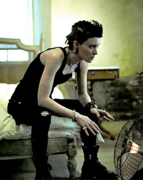 Monday mood is Lisbeth Salander and her total black outfits 🖤 Girl With The Dragon Tattoo, Lisbeth Salander, Noomi Rapace, The Girl With The Dragon Tattoo, Best Tattoos For Women, Monday Mood, Rooney Mara, Black Outfits, Metal Girl