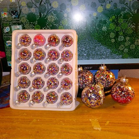 10 Fun Things To Do With Your Leftover Diamonds - Paint With Diamonds Fun Christmas Ideas, Christmas Ball Ornaments Diy, Painting Beads, Religious Ornaments, Christmas Diamonds, Diy Ornaments, Diamond Paint, Glass Projects, Bottle Art