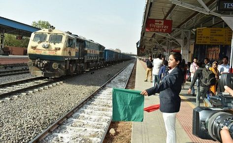 Jaipur's Gandhi Nagar becomes India's first major railway station to be run by women Metro Rail, Railway Jobs, Indian Railways, India First, Madhya Pradesh, Madurai, Railway Station, Incredible India, Train Station