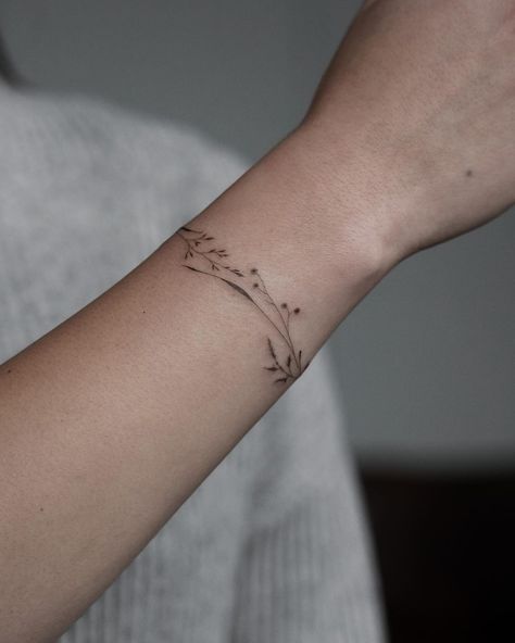 Wrap Around Wrist Tattoos, Berber Tattoo, Wrist Band Tattoo, Tattoo Themes, Dandelion Tattoo, Small Pretty Tattoos, Tattoo Girls, Tattoo Bracelet, Classy Tattoos