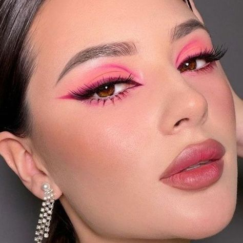 Pink Graphic Liner Makeup, Prom Makeup Aesthetic, Wine Vineyard Outfit, Valentines Makeup Ideas Simple, Fuchsia Makeup, Barbie Party Decor, Barbie Inspired Makeup, Aesthetic Outfit Ideas Winter, Aesthetic Pictures Wallpaper