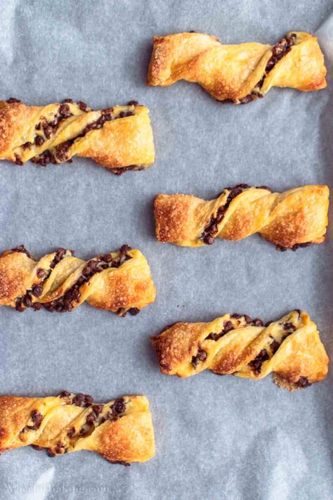 Chocolate Twist Pastry, Puff Pastry Chocolate Twist, Chocolate Torsades, Puff Pastry Chocolate, Puff Pastry Twists, Puff Dessert, Desserts With Chocolate Chips, Chocolate Puff, Pastry Chocolate