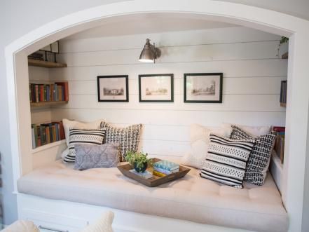 Chip and Joanna Gaines help a California couple, looking to settle in Waco, create a distinctive home with lots of space, light and a creative cottage vibe. Casa Rock, Bed Nook, Small Bedrooms, Cozy Reading Nook, Cozy Nook, Style At Home, Remodel Bedroom, Joanna Gaines, Trendy Home