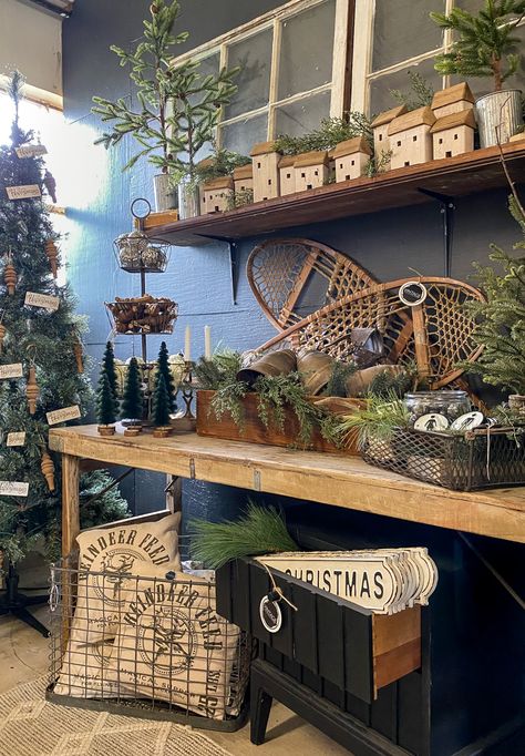 Vintage Christmas Market Display, Indoor Craft Booth Displays Christmas, Christmas Vintage Market Booth, Decorating Antique Booth For Christmas, Vintage Christmas Antique Booth, Winter Booth Display, Winter Booth Ideas, Vintage Booth Christmas Display Ideas, Home Decor Booth Display