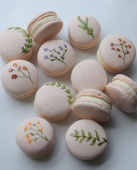 Flower Desserts Aesthetic, Edible Flower Desserts, Bridgerton Inspired Desserts, Spring Bakery Treats, Macarons With Flowers, Baby In Bloom Macarons, Wedding Shower Macarons, Flower Shaped Macarons, Tea Party Macarons