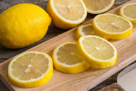 You can easily juice a dozen lemons in less than a minute. Seriously! We're about to teach you how to juice a lemon without a single squeeze. Tomato Paste Uses, Jeruk Bali, Jus Lemon, Freezing Lemons, Clostridium Botulinum, Meringue Pie Recipes, Lavender And Lemon, Frozen Lemon, Lemon Slices