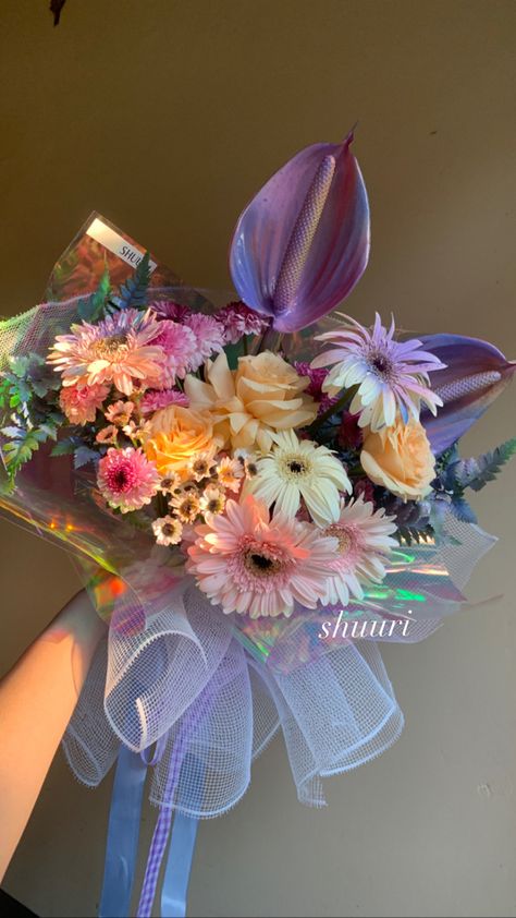 hologram bouqute holo bouquet florist florar arrangement Artificial Flowers Bouquet, Bouquet Wisuda, Holo Aesthetic, Artificial Flower Bouquets, Unique Bouquets, Local Flowers, Bouquet Aesthetic, Fresh Flower Bouquets, Unique Bouquet