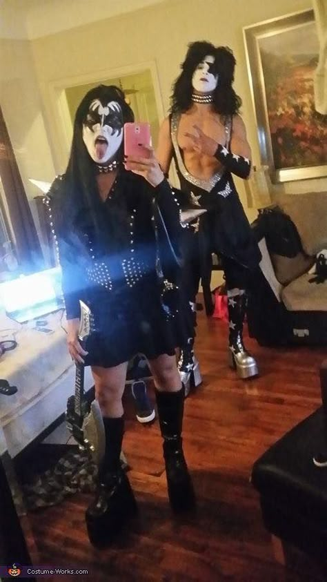 Kiss Halloween Costumes, All Black Halloween Costume, Black Dress Halloween Costume, Couples Kiss, Kiss Costume, Black Halloween Costumes, Valentine Diy, Halloween Coustumes, Couple Costume