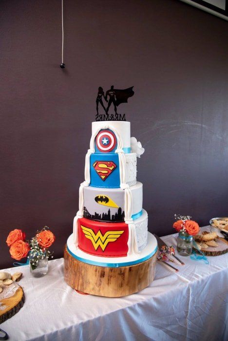 Half Half Cake, Marvel Wedding Theme, Dc Wedding Theme, Superhero Wedding Theme, Batman Wedding Cakes, Superhero Wedding Cake, Comic Wedding, Half Cake, Orange Wedding Cake