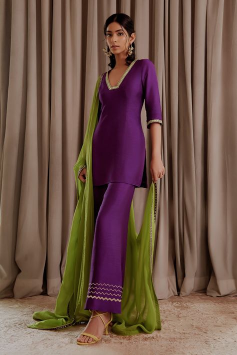 Purple And Green Dress Outfit, Wedding Kurta Designs Women, Short Suit Outfit Women Indian, Parallel Suits Indian, Purple Kurta Set Women, Casual Kurta Sets For Women, Short Kurta Sets For Women, Short Kurta Suits Women, Purple Kurta Woman