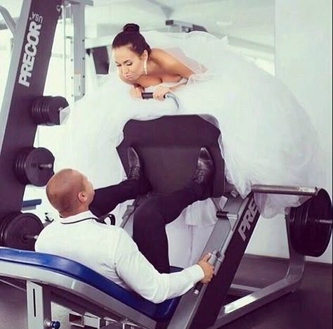 Gym wedding Crossfit Wedding, Gym Couple, Super Hero Shirts, Compression Shirts, Vintage Wedding Photography, Funny Wedding Photos, Sports Wedding, Gym Wedding, Photography Styles