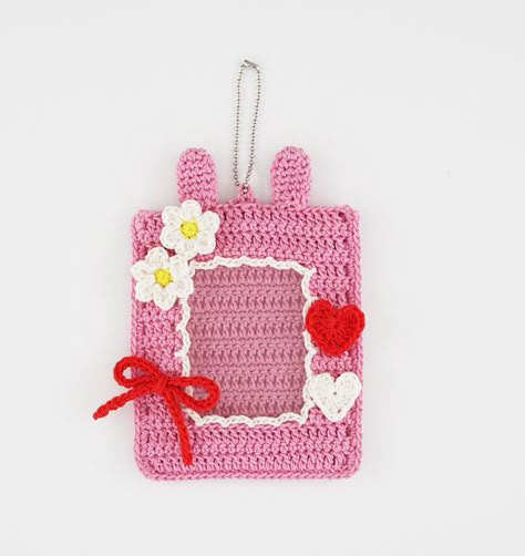 Crochet Booth, Bts Crochet, Crochet Frame, Freebie Ideas, Pc Holder, Diy Crafts For Teens, Photocard Holder, Crochet Inspo, Crochet Doll Clothes