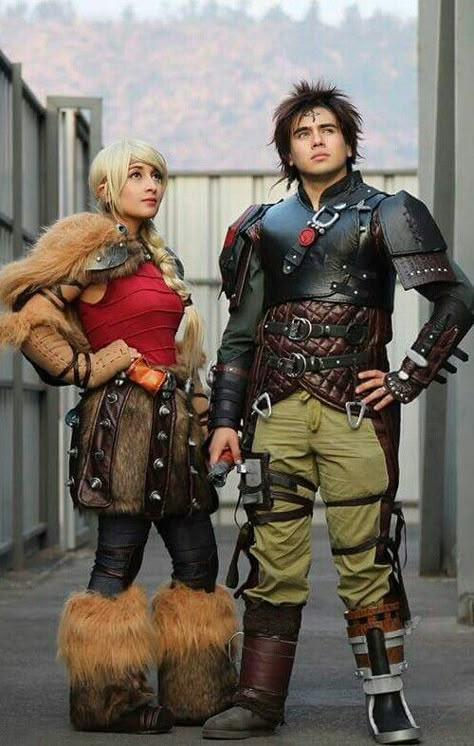 Astrid How To Train Your Dragon Cosplay, Astrid And Hiccup Cosplay, Hiccup How To Train Your Dragon Costume, How To Train Your Dragon Couple Costume, Hiccup And Astrid Halloween Costume, Hiccup And Astrid Cosplay, Hiccup And Astrid Costume, How To Train Your Dragon Cosplay, How To Train Your Dragon Costume