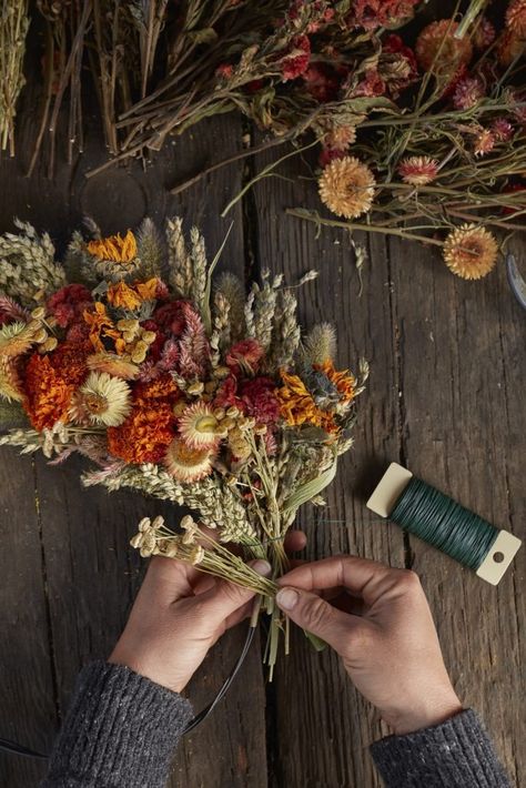 Designing With Dried Flowers - The Flowering Farmhouse Dried Flower Garden, Dried Flower Window Display, Dried Flower Christmas Decorations, Dried Christmas Flowers, Dried Flower Gifts, Straw Flowers Craft, Fall Dried Flower Arrangements, Dried Flower Table Arrangements, Dried Bouquet Display