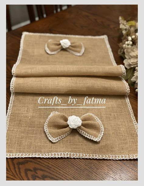 Farmhouse Table Runner, Table Runner Diy, Rustic Table Runners, Handmade Tablecloth, Farmhouse Table Runners, Crochet Baby Girl Dress, Ideas Navideñas, Burlap Table, Crochet Patterns Free Beginner