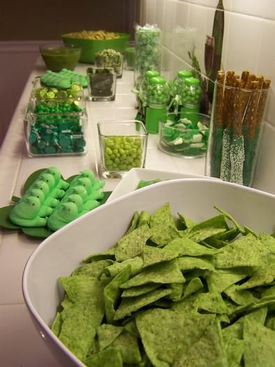 green food buffet for st. patrick's day St Pattys Party, Fashion Printables, Green Snacks, St Patricks Day Food, Birthday Breakfast, Bar Poster, Color Party, St Patrick's Day Decorations, Art Bar