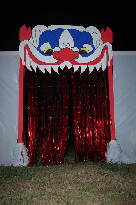 Clowns Halloween Decorations, Halloween Decorations Party Scary, Creepy Halloween Party, Scary Halloween Decorations Outdoor, Creepy Carnival, Halloween Circus, Halloween Decoration Ideas, Circus Decorations, Carnival Decorations