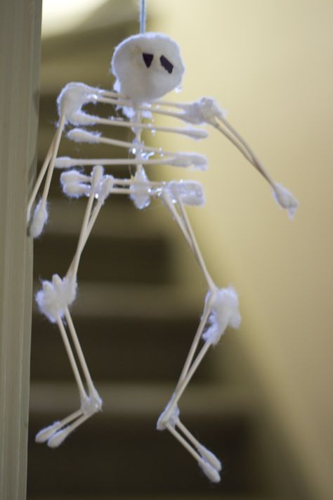 Q tip skeleton craft Q Tip Skeleton, Skeleton Craft, Fun Magazine, Bricolage Halloween, Fun Fall Crafts, Fall Craft, Q Tip, Fall Kids, Fete Halloween