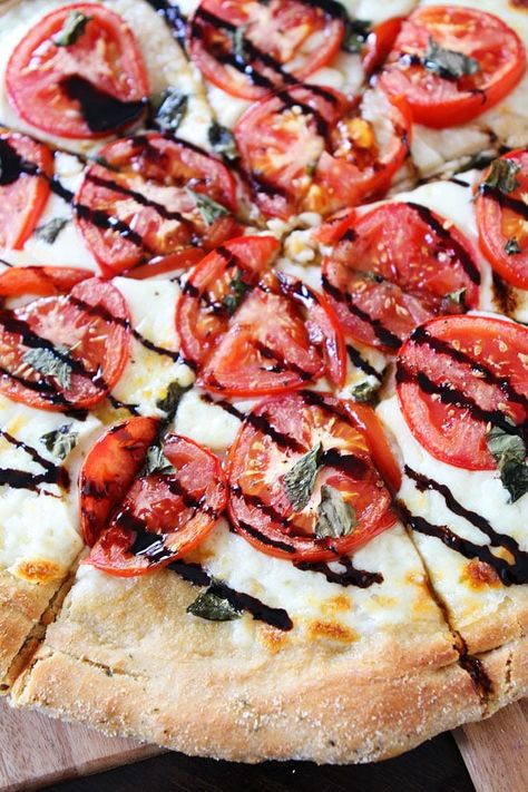 Caprese Pizza, Recipes Pizza, Pasta Per Pizza, Classic Pizza, Balsamic Reduction, Vegetarian Pizza, Pizza Pizza, Naan Bread, Delicious Pizza