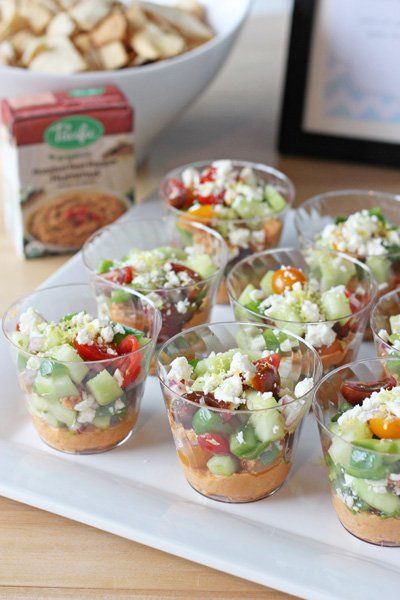 Recipe for individual mediterranean dips. Fun, single-serving dips filled with hummus and greek salad inspired veggies! Mediterranean Dips, Mediterranean Dip, Individual Appetizers, Veggie Cups, Summer Food Party, Individual Salads, Party Cooking, Party Food Platters, Summer Appetizer