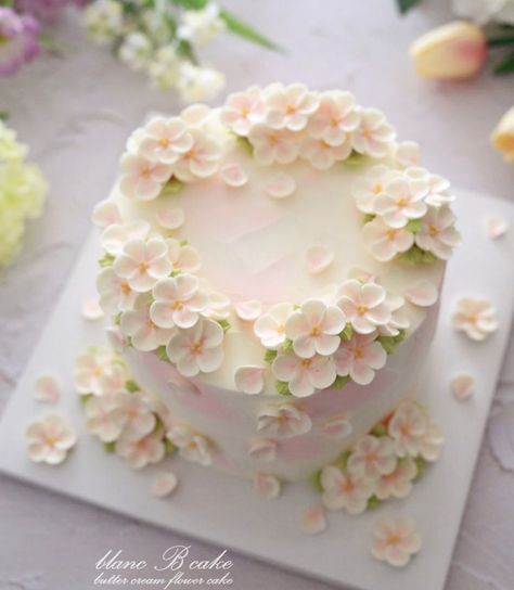 Floral Cake Design, Flower Cake Design, Cake With Flowers, Birthday Cake With Flowers, Beautiful Cake Designs, Spring Cake, Simple Cake Designs, Mini Cakes Birthday, Creative Cake Decorating