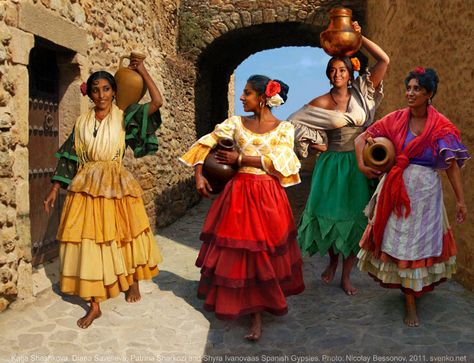 gypsies spain Spanish Woman, Majorca, Folk Costume, 인물 사진, Photo Session, Costumes For Women, Traditional Dresses, Traditional Outfits, Beautiful People