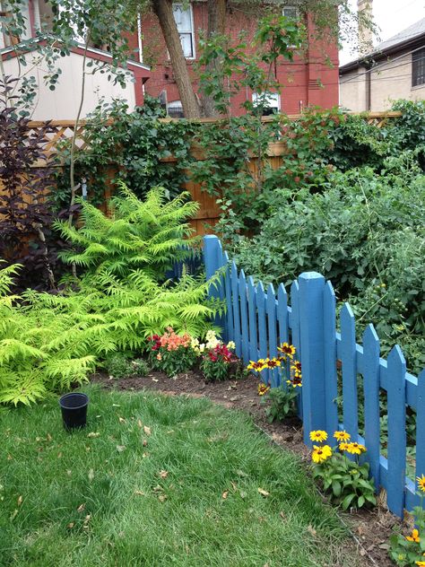 blue fence and flowers Fence And Flowers, Facade Inspiration, Blue Fence, Dark Green Blue, Air Art, Fence Ideas, Outdoor Patio Decor, Garden Fence, Green Grass