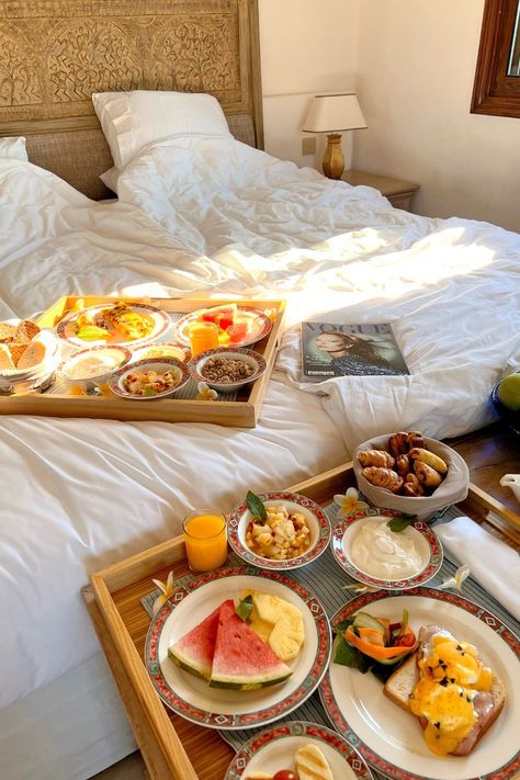 Breakfast Ideas In Bed, Breakfast In Bed Ideas Romantic, Breakfast In Bed Ideas For Boyfriend, Bed Breakfast Ideas, Luxury Breakfast In Bed, Bougie Breakfast, Bed In Breakfast, Bed And Breakfast Aesthetic, Breakfast In Bed Aesthetic