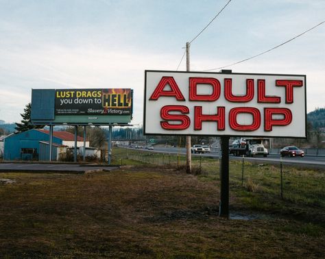 Seeing America Through Its Roadside Signs - Atlas Obscura Roadside Signs, Urban People, Midwest Emo, American Poetry, A Night At The Opera, American Gothic, American Road Trip, Southern Gothic, Vintage Americana