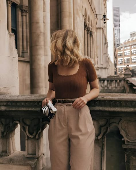 Be A Model: 25 Dark Academia Outfits For A Stylish Fall Sarah Mantelin, Brown Top Outfit, Dark Academia Fashion Women, Outfits With Mini Skirts, 2023 Street Style, Outfit Ideas Everyday, Academia Aesthetic Outfit, Dark Academia Outfits, Dark Academia Outfit