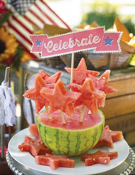 4th of July Party Decorations for a Festive Celebration Fourth Of July Party, Patriotic Food, Party Hostess, Fourth Of July Food, Watermelon Fruit, 4th Of July Celebration, Patriotic Party, Snacks Für Party, Patriotic Holidays