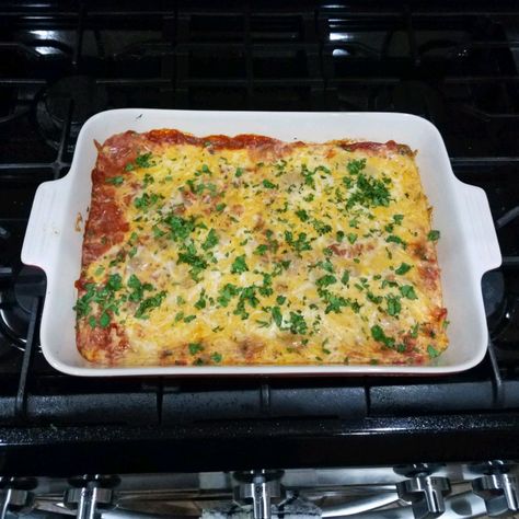 Black beans, quinoa, and sauteed vegetables are topped with enchilada sauce and Cheddar cheese in this vegetarian recipe for quinoa enchilada bake. Quinoa Enchilada Casserole, Quinoa Enchilada Bake, Quinoa Enchilada, Black Bean And Quinoa, Spaghetti Pie Recipes, Creamy Spaghetti, Cabbage Roll Casserole, Enchilada Bake, Vegetarian Mexican