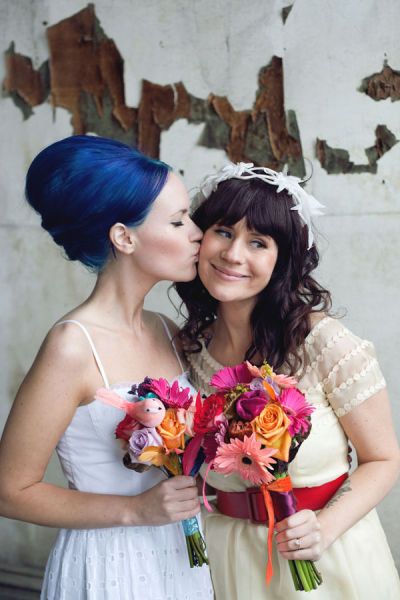 nice bouquets! Edgy Bride, Bohemian Wedding Hair, Brides Hair, Edgy Wedding, Unconventional Wedding, Alternative Bride, Popsugar Beauty, Edgy Hair, Alternative Hair