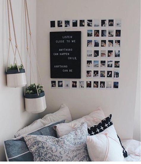 10 DIY Dorm Room Decor Ideas To brighten Up Your Space! Easy DIY dorm room hacks perfect for college students. Efficient Dorm Room Organization Ideas you can try! Obsessed with these dorm room storage ideas! I want to add these all in my dorm room. #dorm #dormroom Elegant Dorm Room, Desk Minimalist, Minimalist Dorm, Minimalism Aesthetic, Tumblr Room, Hostel Room, Dorm Room Hacks, Dorm Diy, Dorm Room Diy