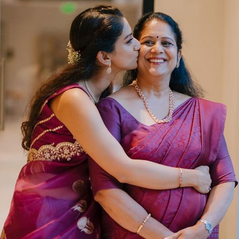 Poses For Mom And Daughter, Indian Family Photography, Mother Daughter Pose, Mom And Daughter Photo Ideas, Sis Photo, Mother Daughter Photography Poses, Mother Daughter Poses, Daughter Photo Ideas, Mother Daughter Photoshoot