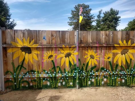 30 Fence Murals That Turn Your Backyard Into a Boise Wonderland Fence Murals Backyard, Decorated Fences Ideas, Stockade Fence Decorating Ideas, Wood Fence Mural, Outdoor Fence Painting Ideas, Garden Fence Art Diy, Painted Privacy Fence Ideas, Fence Stencil Ideas, Outdoor Fence Mural