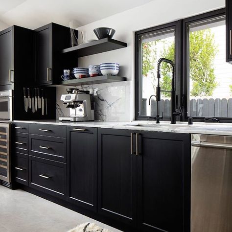 Black Shaker Kitchen, Modern Kitchen Apartment, New Home Build, Modern Black Kitchen, Bungalow Kitchen, Condo Kitchen, Kitchen Redesign, Black Kitchen Cabinets, Kitchen Concepts