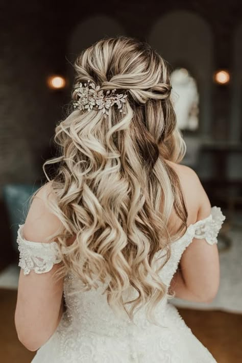 Hair Inspo Bangs, Wedding Hairstyles Pakistani, Bridal Hair Half Up Half Down, Bride Hair Down, Half Up Half Down Homecoming, Bridal Hair Half Up, Down Homecoming Hairstyles, Homecoming Hairstyles For Long Hair, Hairstyles Pakistani