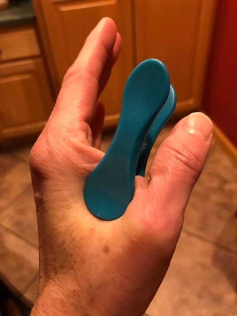 ‘This chip clip saved my life tonight. I had a migraine start almost 12 hours ago and it was at an unbearable limit.’ – Love What Matters Migraine Help, Home Remedy For Headache, Headache Relief Instant, Point Acupuncture, Natural Headache Remedies, Migraine Relief, Food Clips, Home Health Remedies, Neck And Back Pain