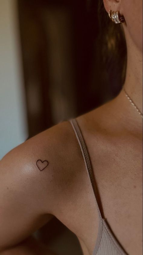 Little Heart Tattoos For Women, Small Tattoo Heart, Heart Tattoo Shoulder, Small Heart Tattoo, Heart Tattoo Wrist, Tiny Tattoos For Women, Tiny Wrist Tattoos, Small Heart Tattoos, Chic Tattoo