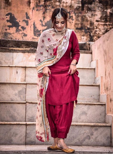 Punjabi Dress Design, Simple Indian Suits, Patiala Dress, Patiala Suit Designs, Womens Casual Shoes, Punjabi Fashion, Punjabi Outfits, Indian Designer Suits, Simple Kurta Designs