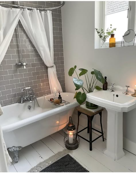 Clawfoot Bathroom, Clawfoot Tub Ideas, Tub Bathroom Ideas, Bathroom With Clawfoot Tub, Small Bathroom With Tub, Small Bathroom Styles, Clawfoot Tub Bathroom, Minimalistic Bathroom, Bathroom Decor Modern