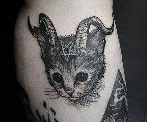 Photo Cat With Horns, Gotik Tattoo, Satanic Tattoos, Kitten Tattoo, Kitty Tattoos, Tier Tattoo, Petit Tattoo, Kunst Tattoos, Cat Tattoo Designs